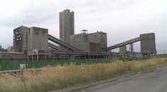 Důl je osm měsíců uzavřen, přesto se do něj sypou miliony