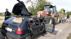 Řidička osobního auta vjela v Havířově pod traktor. Je zraněná