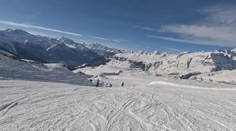 V Alpách našli v autě plačícího chlapečka. Nechala ho tam česká turistka