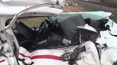 Vlak smetl auto a tlačil ho desítky metrů! Řidička (25) se těžce zranila