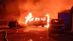 Požár se na Písecku začal rychle šířit. Shořelo několik aut v přístřešcích