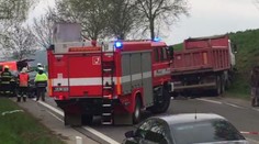 Auto se u Jihlavy čelně srazilo s náklaďákem. Zemřelo malé dítě