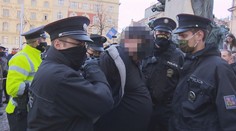 Lidé v Praze protestovali proti opatřením, řečník dostal na pódiu pěstí