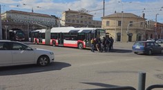 V Brně se zastavil trolejbus a nemohl se rozjet. Cestující si ho odtlačili sami