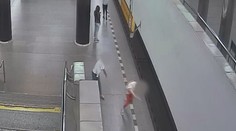 VIDEO: Muž strčil svou známou pod metro. Žena zázrakem přežila