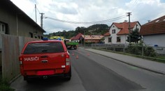 Smrtelná nehoda! Ženu a dítě při přecházení silnice srazil náklaďák