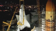 V Los Angeles vystavili vysloužilý raketoplán. Vůbec poprvé ve vzpřímené poloze