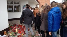 Kamarádi pláčou za zavražděnou Elišku. U školy hoří svíčky