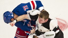 VIDEO: Hokejista dal v NHL pěstí gólmanovi a strhla se mela