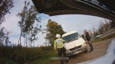 Nová výzbroj policistů? Na dálnici loví s obyčejným metrem v ruce!