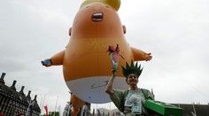 Trump v Londýně chválil Mayovou, Britové proti němu protestovali