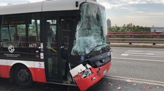 Během chvíle bouraly tři autobusy MHD, nejméně čtyři zranění
