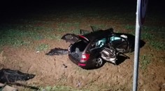 Srážka s kamionem odmrštila škodovku na pole, dva mrtví