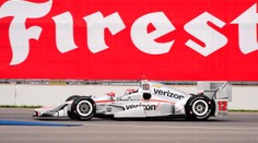 IndyCar závodí na nejslavnějším okruhu. Kvalifikaci vyhrál Power