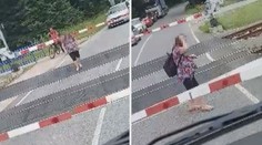 VIDEO: Obrovský hazard se životem! Žena na přejezdu nedbala závor a šla