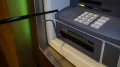 Místo peněz vylezla z bankomatu zmije!