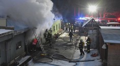 Při požáru pily na Sokolovsku zasahovaly desítky hasičů, dva z nich se zranili