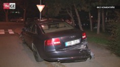 Řidič luxusního audi se snažil zaparkovat, odneslo to šest aut