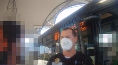 Muž chtěl cestovat bez jízdenky, na strážníka se měl zákeřně vrhnout
