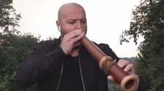 Myslivci v lesích vábí zvěř. Přilákat laně se pokusil i reportér TV Nova