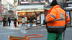 Zůstanou ulice po zimě zavalené špínou? Chybějí lidé na úklid!
