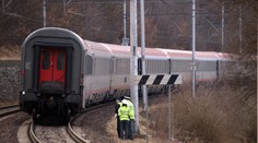 Na trati Praha – Kolín nabouraly dva vlaky do překážky na kolejích