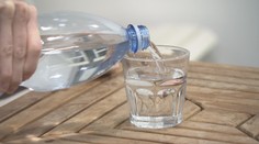 Pijte teď hodně vody, radí odborníci. Nevhodný je alkohol nebo káva