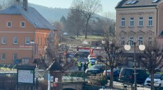 Ženu v Chřibské mohli postřelit policisté. Opětovali palbu přes zavřené dveře