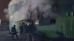 Velký požár stavebních buněk v Praze. Hasiči odhadují milionové škody