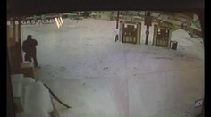 VIDEO: Sníh zničil benzínku. Zřítila se!