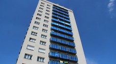 Muž (26) vyskočil z okna, dopadl na hlavu osmnáctiletého chlapce