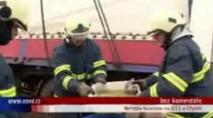 VIDEO: Na D11 havaroval kamion a zdevastoval okolí