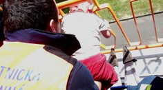 Kluk na Karlovarsku strčil hlavu do zábradlí, pomoct museli hasiči