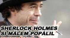 Sherlock Holmes si málem popálil přirození