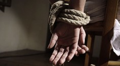 Gauneři svázali ženu v lese a nechali ji umírat, mezitím jí vykradli dům