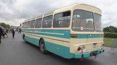 Prahou se proháněly historické autobusy. Lidé se mohli projet vyřazenými modely