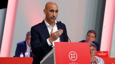 FIFA suspendovala kvůli líbání hráčky na MS prezidenta španělského fotbalu