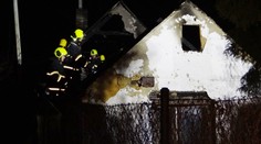 Plameny zničily domek, muži se ženou zbyly z domova ruiny