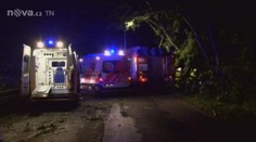 Mercedes přerazil strom: Zemřela řidička (†18) i spolujezdec