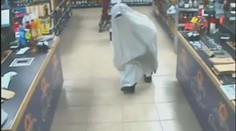 Halloween se sice blíží, ale krást převlečený za ducha?