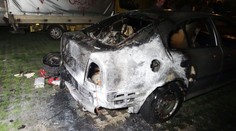 Vandal zapálil zaparkovanou octavii, žár poškodil další tři auta