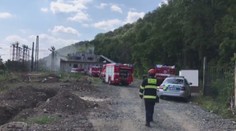 V Praze hořela napájecí stanice. Ve vlaku zůstalo uvězněných 75 lidí