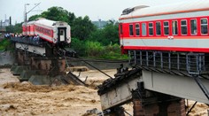 Pod čínským vlakem se utrhl nad rozvodněnou řekou most