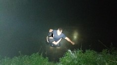 Žena uvízla v řece, držela se jen větve! Policista jí zachránil život