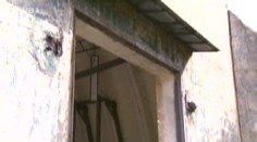 Zloději ukradli patnáct pancéřových vrat. Před očima ochranky