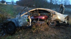 Tragédie u Teplic! Auto po nárazu do stromu začalo hořet, řidič zemřel