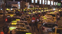 Taxikáři na protest zablokují Prahu. Jeďte MHD, radí letiště