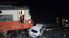 Řidič dvakrát unikl smrti, po nehodě smetl auto ještě vlak