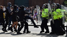 Británie zažila kvůli vraždě dívek nejhorší násilné nepokoje za poslední roky