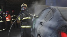 Požár BMW v Čestlicích znovu ukázal, jak náročné je uhasit auta na baterky